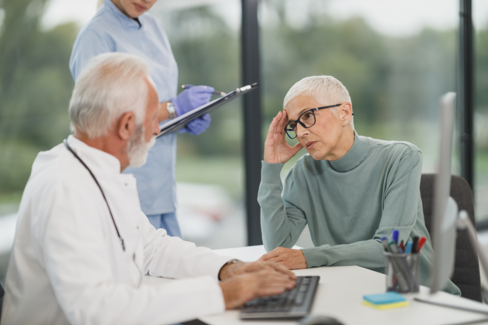 Paciente conversando com o médico durante uma consulta